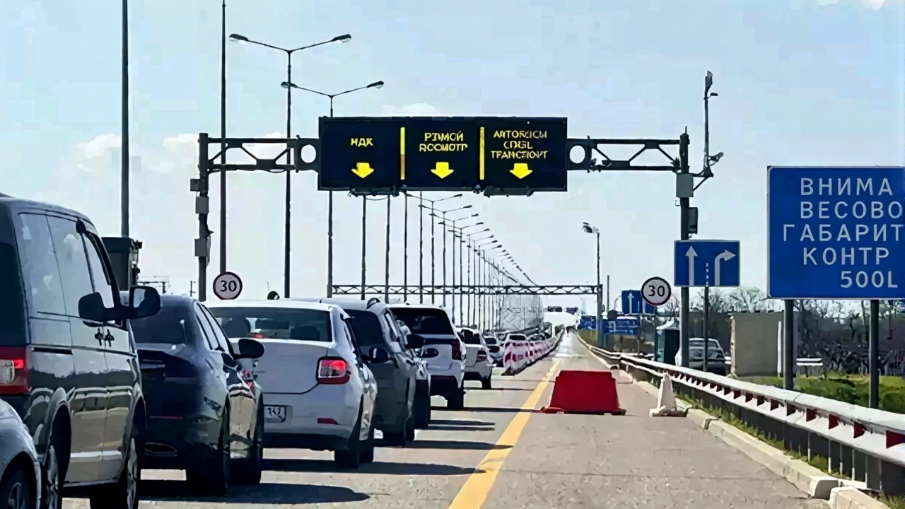 Пробки на Крымском мосту в июне: когда ехать, а когда лучше отложить