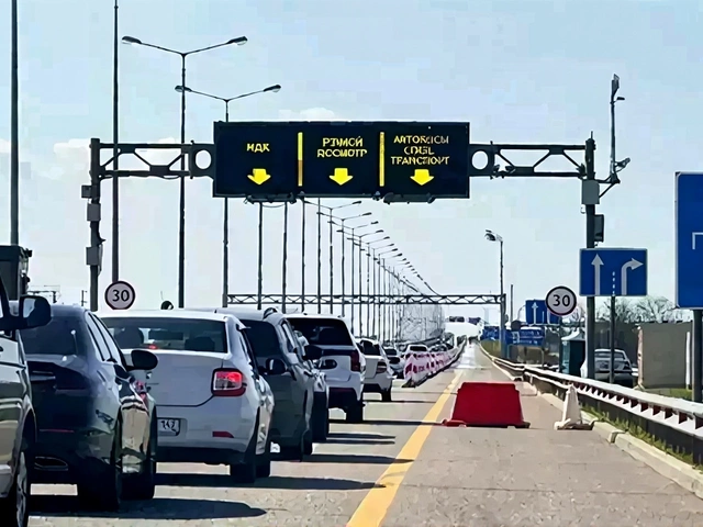 Пробки на Крымском мосту в июне: когда ехать, а когда лучше отложить